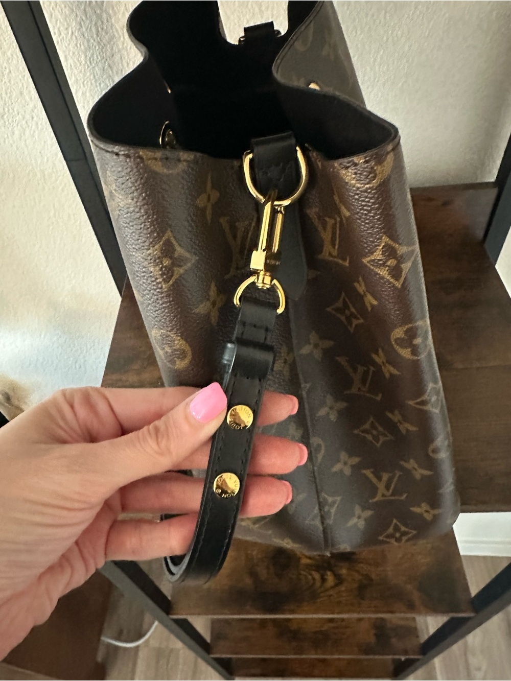 Louis Vuitton Brown Monogram Neo Noe Bucket Shoulder Bag with Black Strap - Picture 4 of 4